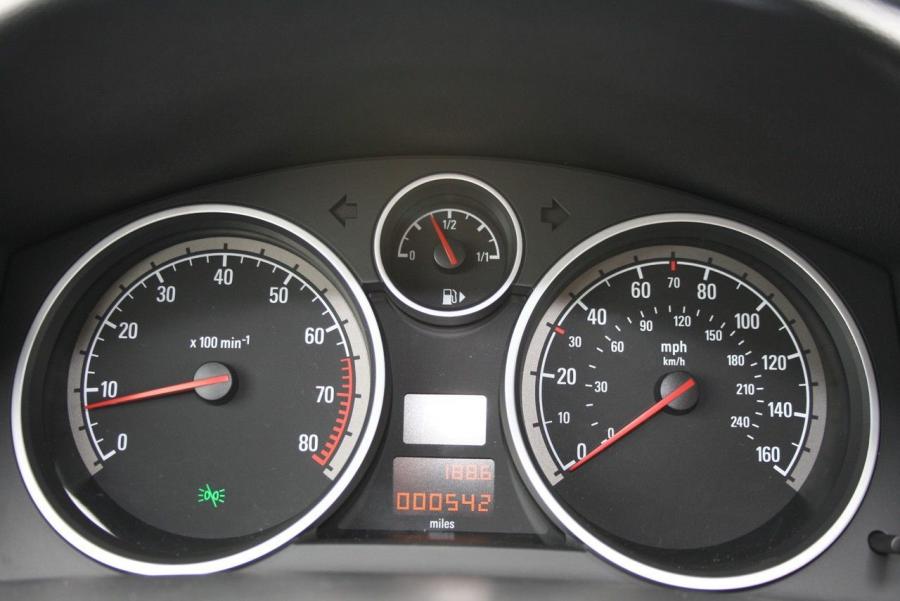Панель приборов Saturn Astra XR 5-Door 2008 года  (фото 44 из 47)